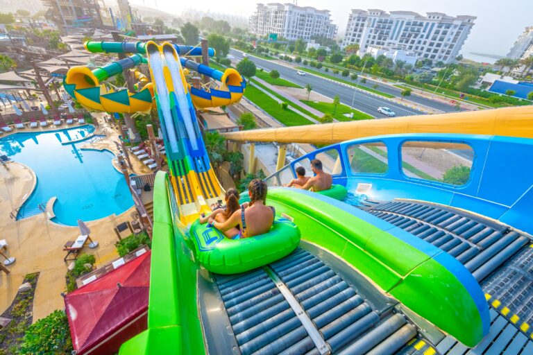 Mouillé ou sec ? Comment choisir entre un toboggan aquatique et un château gonflable